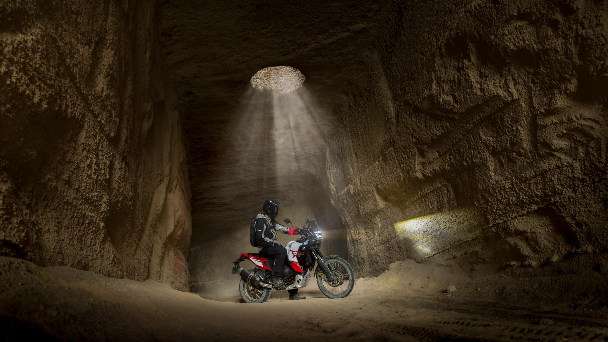 2026-Yamaha-XTZ700D-EU-Redline_White-Static-001-03